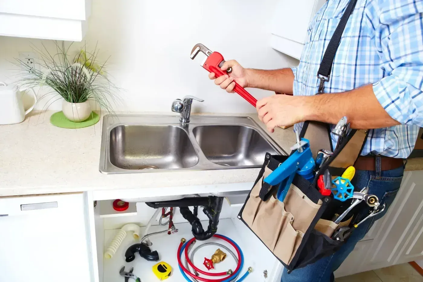 Plombier posant un équipement sanitaire à Mitry-Mory (77290)